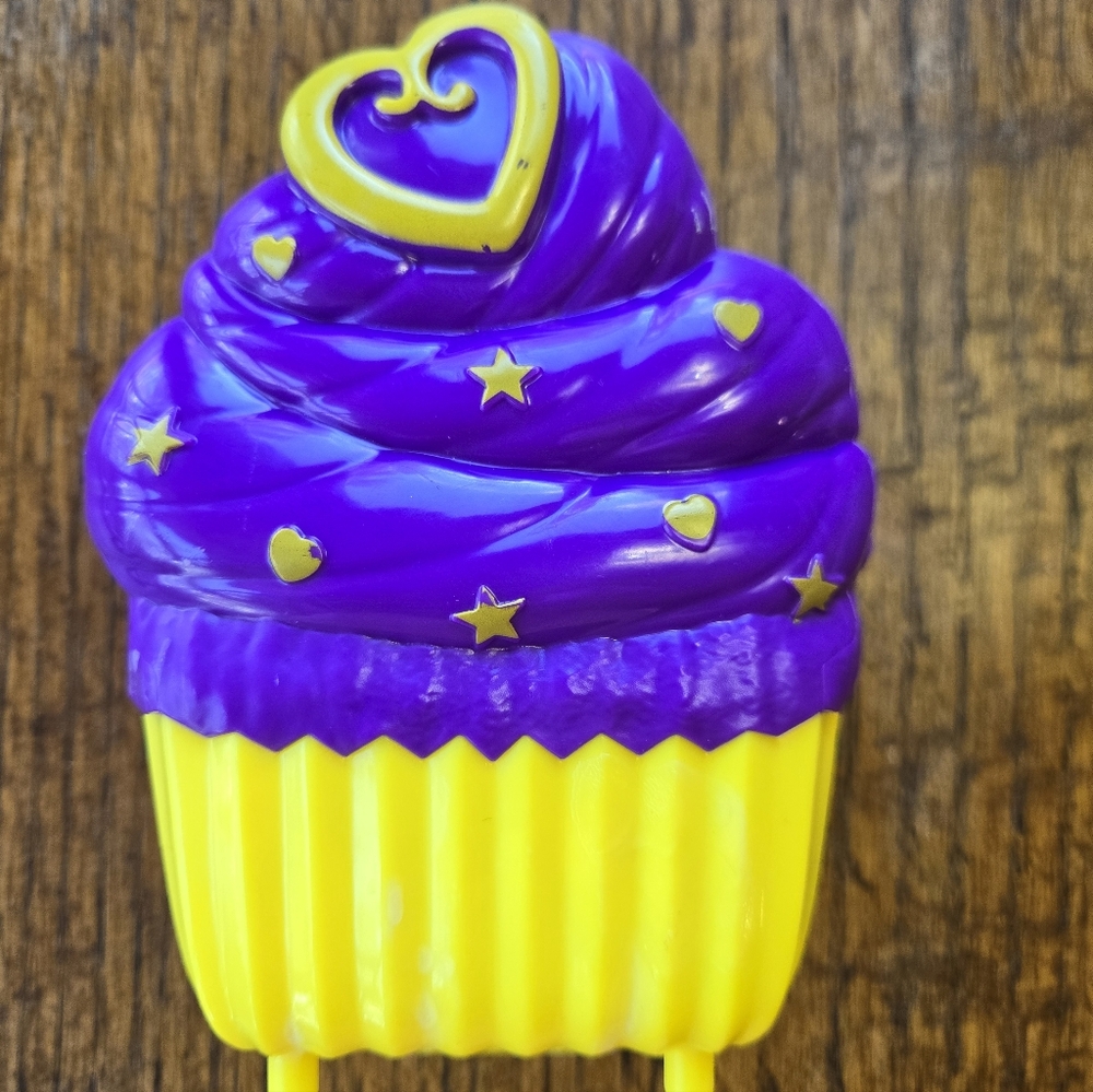 Polly Pocket Cupcake with Shani doll. Slight wear on outside, sticker missing
